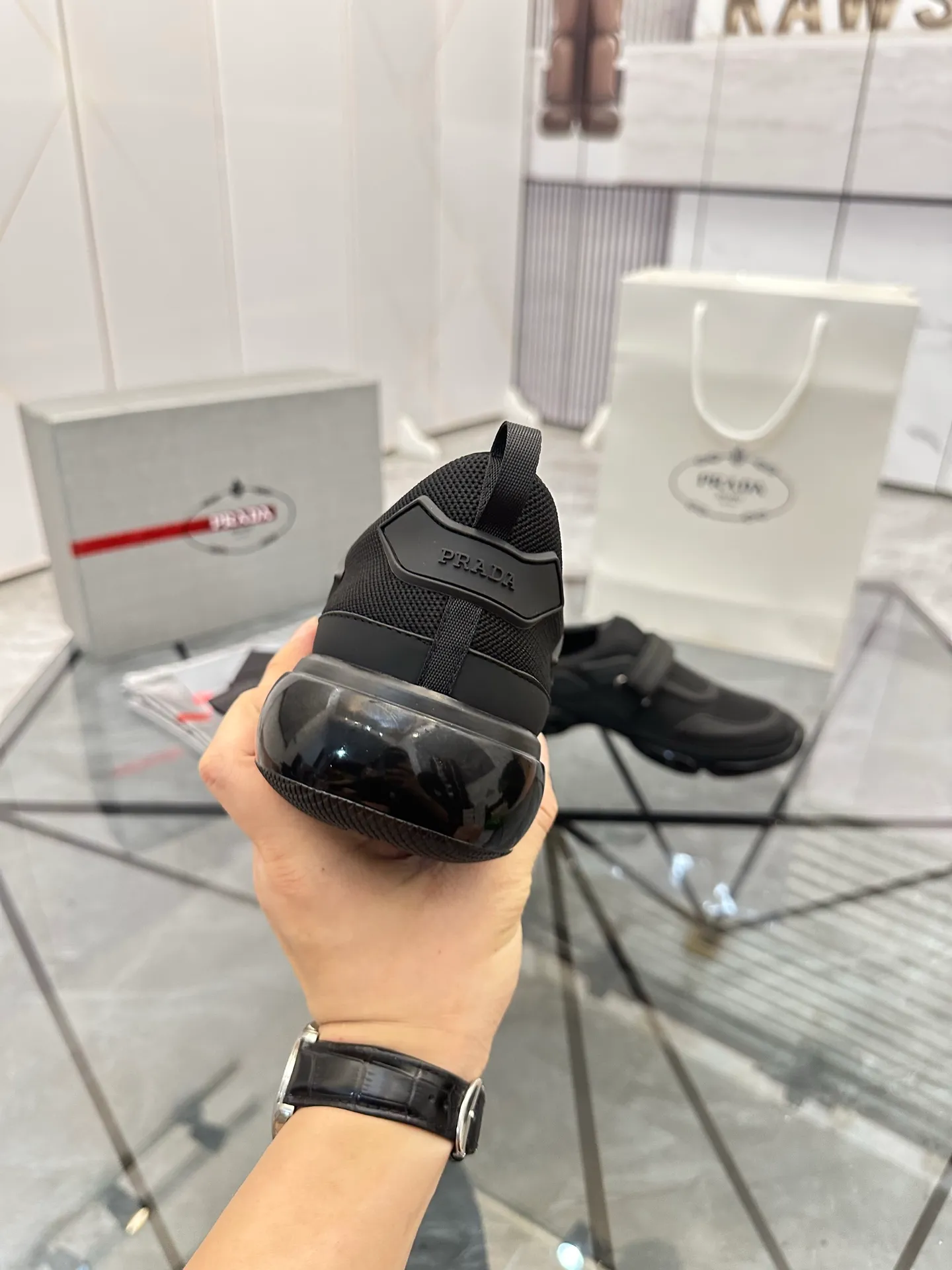 Men's shoes: 💰P500¥ High-end top quality Product trademark: Prada *"Prada*" low-top casual shoes Regular size: 38-45 (can be customized to 46) One size larger Product materials: imported breathable fly weave upper, professional glue-making process, breathable lining, cowhide foot pads, original outsole. No.: 001